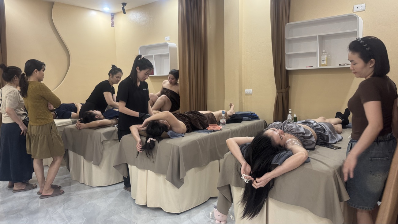 Học viên thực hành bấm huyệt giảm béo trên người thật